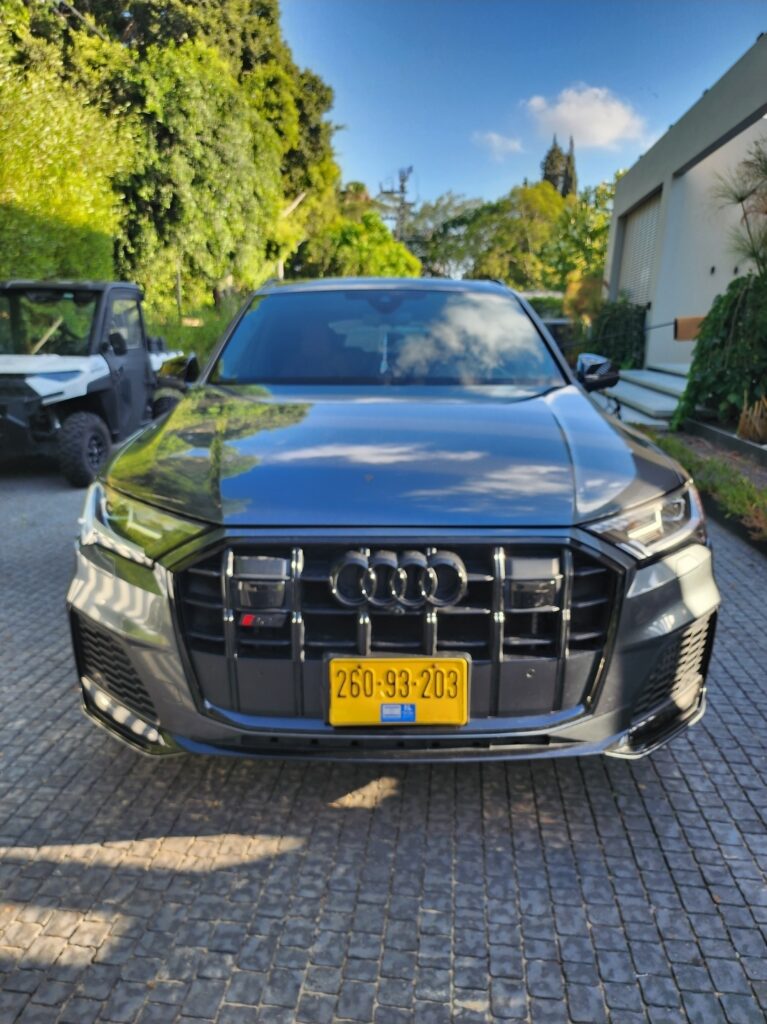 למכירה אודי sq7 שנת 2023 יחידה בארץ 7 מקומות!!