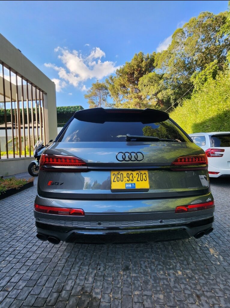 למכירה אודי sq7 שנת 2023 יחידה בארץ 7 מקומות!!