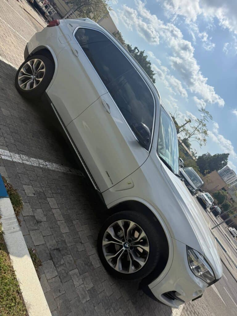 למכירה – BMW X5 40e xDrive Exclusive